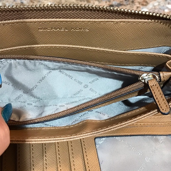 Michael Kors Gold Croc Embossed Signature Large Zip Around Wallet/Wristlet ๐ฅ - Picture 12 of 17